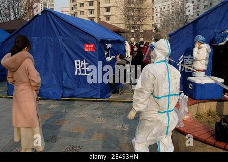 Les gens font la queue pour obtenir leur test d'acide nucléique à la suite de l'épidémie de coronavirus (COVID-19) à Beijing, Chine le 22 janvier 2021. Banque D'Images