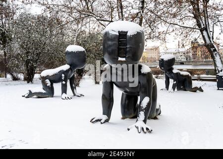 PRAGUE, RÉPUBLIQUE TCHÈQUE - 14 JANVIER 2021 : bébés - des sculptures en bronze sont installées sur l'île de Kampa à Prague, République tchèque. Artiste: David Cerny. Sculptures couvertes de neige en hiver. Banque D'Images