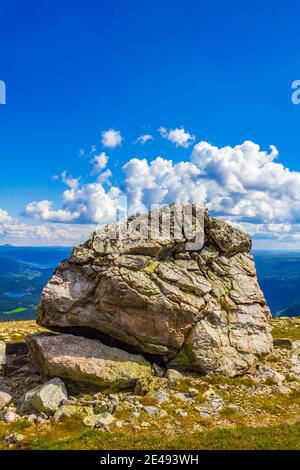 Grand rocher dans le paysage norvégien incroyable sur le sommet de la montagne à Vang i Valdres Norvège. Banque D'Images