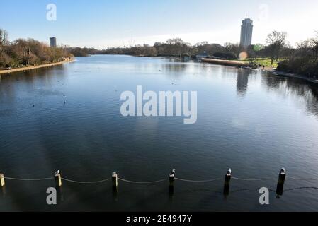 Hyde Park, Londres, Royaume-Uni. 22 janvier 2021. Météo au Royaume-Uni : journée ensoleillée à Londres, Serpentine à Hyde Park. Crédit : Matthew Chattle/Alay Live News Banque D'Images