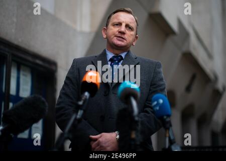 DCI Daniel Stoten fait une déclaration à l'extérieur de Old Bailey, à Londres, où Maurice Robinson, Eamonn Harrison, Ronan Hughes, Gheorghe Nica, Christopher Kennedy, Valentin Calota et Alexandru-Ovidiu Hanga sont condamnés pour leur part dans un complot de contrebande de personnes qui s'est terminé par le décès de 39 migrants. Date de la photo: Vendredi 22 janvier 2021. Banque D'Images