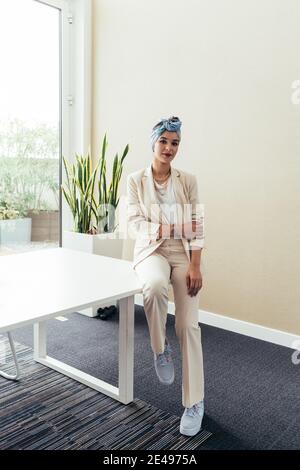 Portrait of businesswoman in office Banque D'Images