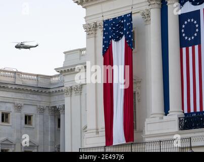 20 janvier 2021, Washington, District de Columbia, États-Unis: Marine One porte le président Trump s'élance autour des cérémonies inaugurales du Capitole des États-Unis et du National Mall décoré de drapeaux le 20 janvier 2021 alors que Joe Biden est inauguré en tant que 46e président des États-Unis (Credit image: © John Harrington/ZUMA Wire) Banque D'Images