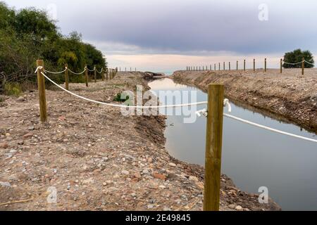 Arrivée à la mer de la rivière la Marjal del Moros sur la plage de Puzol. Concept de la nature Banque D'Images