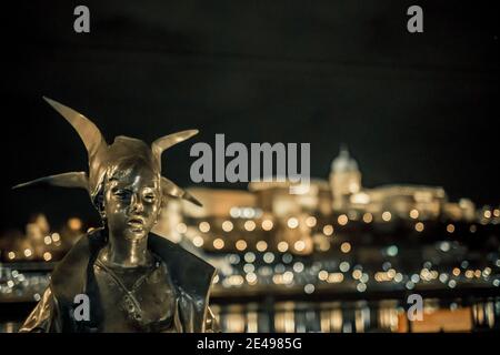 Petite princesse (Kiskiralylany) Statue assise sur les rails de la promenade du Danube à Budapest, Hongrie Banque D'Images