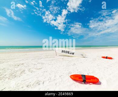 Sauveteurs et sauvetage planche de surf sur le sable dans la belle Siesta Key. Floride, États-Unis Banque D'Images