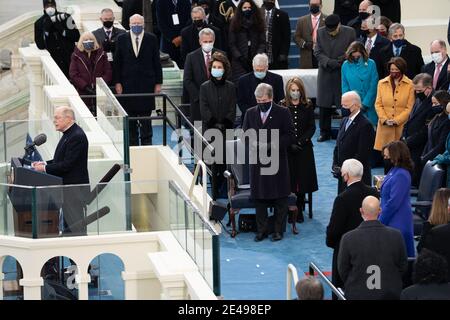 Washington, District de Columbia, États-Unis. 20 janvier 2021. Le père Leo O'Donovan livre l'invocation le 20 janvier 2021 comme Joe Biden est inauguré comme le 46e Président des États-Unis l'inauguration de dias le 20 janvier 2021 comme Joe Biden est inauguré comme le 46e Président des États-Unis Credit: John Harrington/ZUMA Wire/Alay Live News Banque D'Images