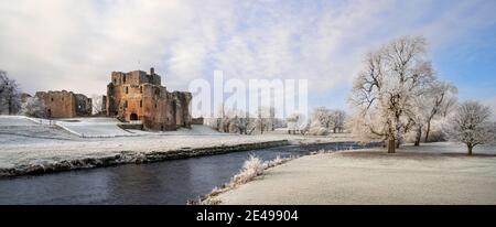 Château de Brougham près de Penrith, le matin d'un hiver glacial et lumineux Banque D'Images