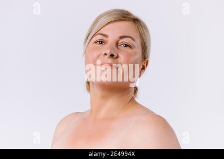 Portrait d'une femme âgée avec une peau propre et équitable sur fond blanc. Un concept de beauté naturelle. Banque D'Images