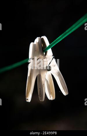 Clothespin, Abstract, Blue, Bright, Bright lit, broche, Bundle, Clamp, clip - fournitures de bureau, gros plan, Clothline, vêtements, image couleur, couleurs, Banque D'Images