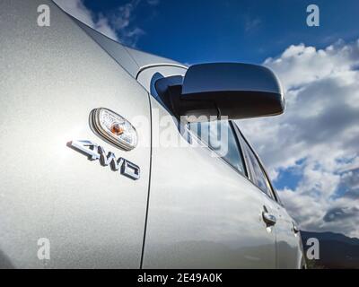 Gros plan de l'étiquette 4wd d'un vus moderne sous un ciel bleu avec des nuages Banque D'Images