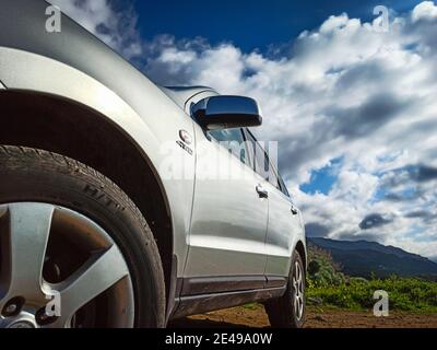 Vus moderne stationné dans la campagne sous un ciel bleu avec des nuages vus du sol Banque D'Images