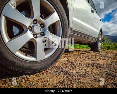 Gros plan d'un vus moderne stationné dans la campagne sous un ciel bleu avec des nuages vus du sol Banque D'Images