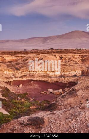 Ambiance au coucher du soleil au Mont Tindaya et Vallebrón depuis El Cotillo, Fuerteventura, îles Canaries, Espagne Banque D'Images