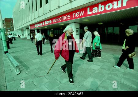 Michael foot ancien leader du Parti travailliste à la Conférence du Parti travailliste Brighton Angleterre Royaume-Uni octobre 1997 Michael foot marche le long du front à Brighton. La première Conférence du Parti travailliste avec Tony Blair comme premier ministre Banque D'Images