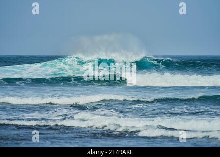 Grande vague dans l'océan Atlantique, Fuerteventura, îles Canaries, Espagne Banque D'Images