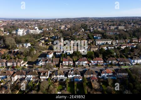 Vue aérienne sur Warren Avenue, Bromley, South East London, en direction de Sundridge Park Banque D'Images