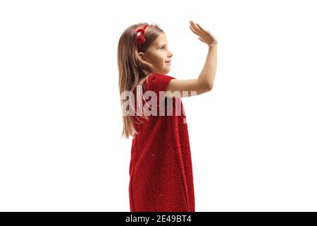 Fille dans une robe rouge salutation avec la main isolée sur arrière-plan blanc Banque D'Images