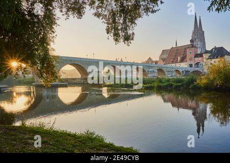 Pont en pierre sur le Danube et la vieille ville avec cathédrale de Jahninsel, Regensburg, Haut-Palatinat, Bavière, Allemagne Banque D'Images