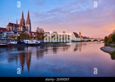 Pont en pierre sur le Danube et la vieille ville avec cathédrale de Marc Aurel Ufer, Regensburg, Haut-Palatinat, Bavière, Allemagne Banque D'Images