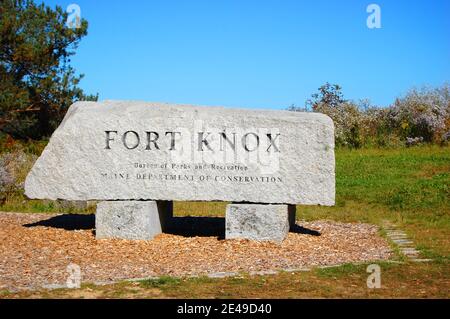 Pierre d'entrée du site historique de l'État de fort KNOX à Prospect, Maine, États-Unis. Banque D'Images