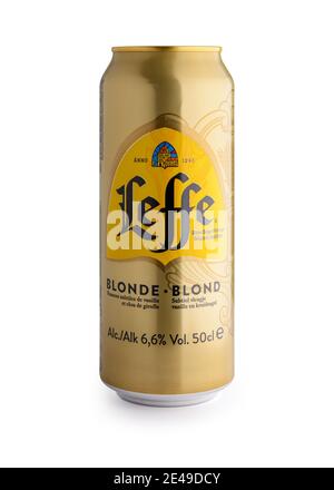 Une canette de bière Leffe de 50 cl sur fond blanc. Leffe est une marque belge de bière et appartient à InBev Belgium. Banque D'Images