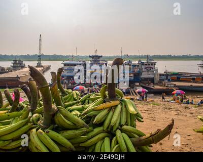 Iquitos, Pérou - 13 mai 2016 : beaucoup de bananes dans un port d'Iquitos sur l'Amazone. Amazonie Amérique latine. Banque D'Images