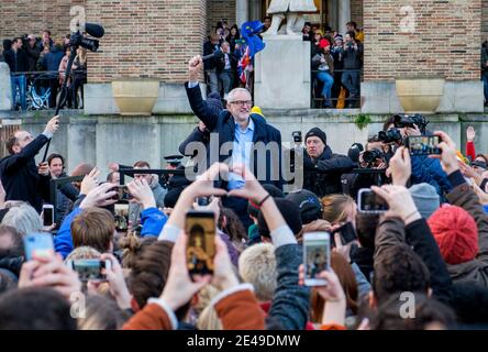 Bristol, Royaume-Uni. 9 décembre 2019. Jeremy Corbyn est photographié pour parler à des supporters lors d'un rassemblement à College Green, Bristol. Banque D'Images