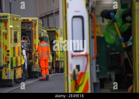 Londres, Royaume-Uni. 22 janvier 2021. Un patient arrive au Royal London Hospital, dans l'est de Londres, alors que le troisième confinement national se poursuit et que les hôpitaux ont du mal à faire face au nombre d'admissions. Credit: Marcin Nowak/Alamy Live News Banque D'Images