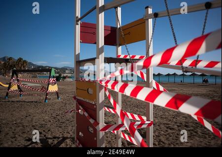 Malaga, Espagne. 22 janvier 2021. Un parc fermé à la plage de la Malagueta, dans un contexte de pandémie de coronavirus.la région d'Andausia souffre d'une augmentation quotidienne incontrôlée des cas de coronavirus, malgré les restrictions sévères imposées dans la vie quotidienne. Au cours des dernières semaines, l'Andalousie a signalé des milliers d'infections chaque jour dans la région tandis que la pression hospitalière continue d'augmenter. Crédit : SOPA Images Limited/Alamy Live News Banque D'Images