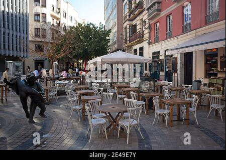 Malaga, Espagne. 22 janvier 2021. Une terrasse vide vue à l'extérieur du bar à cocktails Amaretto sur la place Uncibay au milieu d'une pandémie de coronavirus.la région d'Andausia souffre d'une augmentation quotidienne incontrôlée des cas de coronavirus, en dépit des restrictions strictes imposées dans la vie quotidienne. Au cours des dernières semaines, l'Andalousie a signalé des milliers d'infections chaque jour dans la région tandis que la pression hospitalière continue d'augmenter. Crédit : SOPA Images Limited/Alamy Live News Banque D'Images