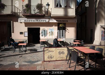 Malaga, Espagne. 22 janvier 2021. Un costomère vu assis sur une terrasse vide à l'extérieur du restaurant Tormes dans le centre-ville en pleine pandémie de coronavirus.la région d'Andausia subit une augmentation quotidienne incontrôlée des cas de coronavirus, en dépit des restrictions strictes imposées dans la vie quotidienne. Au cours des dernières semaines, l'Andalousie a signalé des milliers d'infections chaque jour dans la région tandis que la pression hospitalière continue d'augmenter. Crédit : SOPA Images Limited/Alamy Live News Banque D'Images