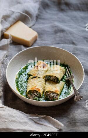 Cannelloni aux champignons, épinards et ricotta chesse dans une sauce aux épinards Banque D'Images