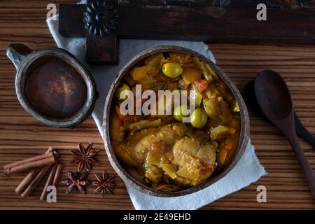 Assiette de tagine traditionnelle avec poulet, citron et olive Banque D'Images