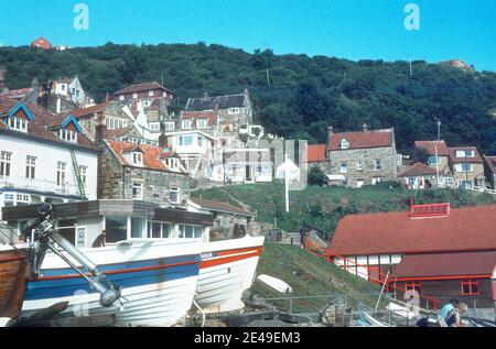 1978 Runswick Bay - des bateaux de pêche connus sous le nom de Cobles ont pris le rivage au village inférieur de Runswick Bay, à côté de la station de Lifeboat à Runswick Bay. La station Lifeboat Station Runswick Bay a été transférée à Staithes en 1978, mais elle est toujours là, mais elle est gérée comme un service bénévole. Il s'agit d'une attraction touristique populaire en raison de son village pittoresque en bordure de falaise, de ses superbes promenades côtières, de la chasse aux fossiles et de Runswick Sands, une plage de sable blanc. Il est sur le sentier national de Cleveland Way Runswick Bay North Yorkshire, Angleterre, GB, Royaume-Uni, Europe Banque D'Images