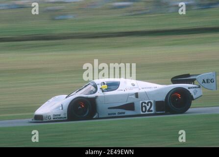 1989 - la coupe d'or Wheatcroft 1989 a été la sixième manche de la saison 1989 du Championnat du monde de sport. C'était une course d'endurance de six heures de 480 km. Il a eu lieu à Donington Park, Royaume-Uni le 3 septembre 1989, la voiture gagnante était une classe C1. La voiture 62 était une Mercedes-Benz Savier C9 M119 5.0L V8 course pour Team Sauber Mercedes. Il a été conduit par Jean-Louis Schlesser et Jochen Mass. les disques de frein sont rouge lumineux avec la chaleur que la voiture conduit dans la section des courbes de Craner du circuit, Donington Park Motorsport circuit situé près de Castle Donington dans Leicestershire, Angleterre GB Royaume-Uni Europe Banque D'Images