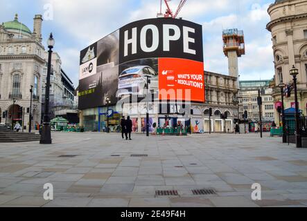 « Hope » est affiché dans un cirque tranquille de Piccadilly Circus lors du troisième verrouillage national du coronavirus. Londres, Royaume-Uni janvier 2021. Banque D'Images