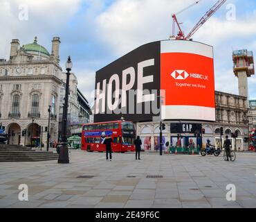 « Hope » est affiché dans un cirque tranquille de Piccadilly Circus lors du troisième verrouillage national du coronavirus. Londres, Royaume-Uni janvier 2021. Banque D'Images