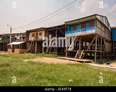 Belen, Pérou - septembre 2017 : maisons en bois sur pilotis dans la plaine inondable de la rivière Itaya, la partie la plus pauvre d'Iquitos - Belén. Venise d'Amérique latine. QI Banque D'Images