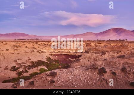 Ambiance au coucher du soleil au Mont Tindaya et Vallebrón depuis El Cotillo, Fuerteventura, îles Canaries, Espagne Banque D'Images