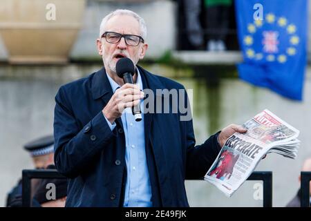 Bristol, Royaume-Uni. 9 décembre 2019. Jeremy Corbyn est photographié pour parler à des supporters lors d'un rassemblement à College Green, Bristol. Banque D'Images