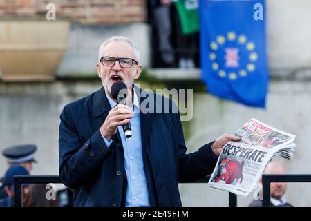 Bristol, Royaume-Uni. 9 décembre 2019. Jeremy Corbyn est photographié pour parler à des supporters lors d'un rassemblement à College Green, Bristol. Banque D'Images