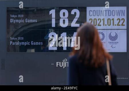 Tokyo, Japon. 22 janvier 2021. Une femme passe devant un écran affichant un compte à rebours pour les Jeux olympiques et paralympiques de Tokyo en 2020. Le président du Comité olympique japonais (JOC), Yasuhiro Yamashita, a rejeté vendredi les rapports des médias selon lesquels le gouvernement japonais a conclu en privé que les Jeux olympiques de Tokyo devront être annulés cette année en raison de la pandémie du coronavirus. Credit: Rodrigo Reyes Marin/ZUMA Wire/Alay Live News Banque D'Images