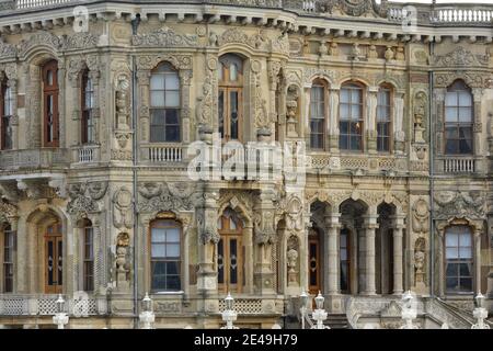 Palais Beylerbeyi sur le front de mer de bosporus asiatique à Istanbul, Turquie Banque D'Images