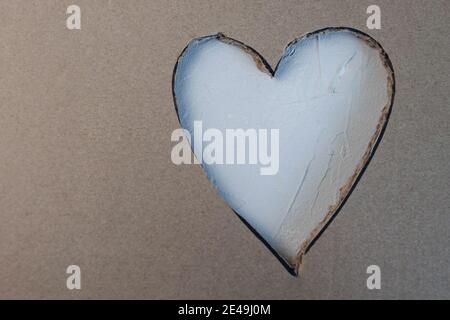 Forme de coeur blanc coupée en carton. Concept de Saint Valentin Banque D'Images