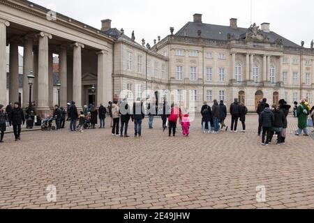 Copenhague, Danemark - 12 décembre 2020 : les personnes qui regardent des membres des gardes danois de la vie royale défilent devant le palais Amalienborg, domicile des Dani Banque D'Images