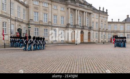 Copenhague, Danemark - 12 décembre 2020 : des membres de la Royal Life danoise défilent devant le palais Amalienborg, domicile de la famille royale danoise, d Banque D'Images