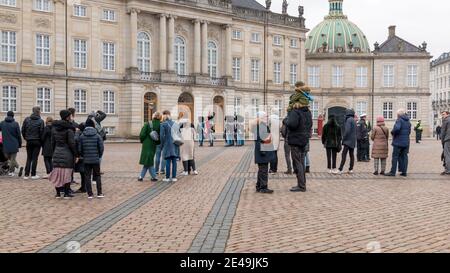 Copenhague, Danemark - 12 décembre 2020 : les personnes qui regardent des membres des gardes danois de la vie royale défilent devant le palais Amalienborg, domicile des Dani Banque D'Images