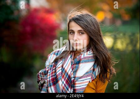 Portrait d'une jeune fille de 11-13 ans dans des vêtements chauds le jour de l'automne Banque D'Images