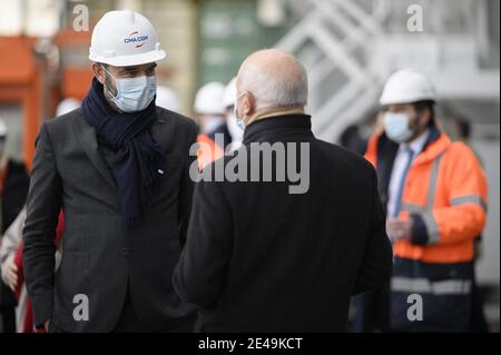 L'ancien Premier ministre français et maire du Havre Edouard Philippe avec le président franco-libanais et PDG du groupe CMA CGM Rodolphe Saade sur le navire à conteneurs 'CMA CGM Jacques Saade', amarré dans le port du Havre, dans le nord-ouest de la France, le 22 janvier 2021. Photo par ELIOT BLONDT/ABACAPRESS.COM Banque D'Images